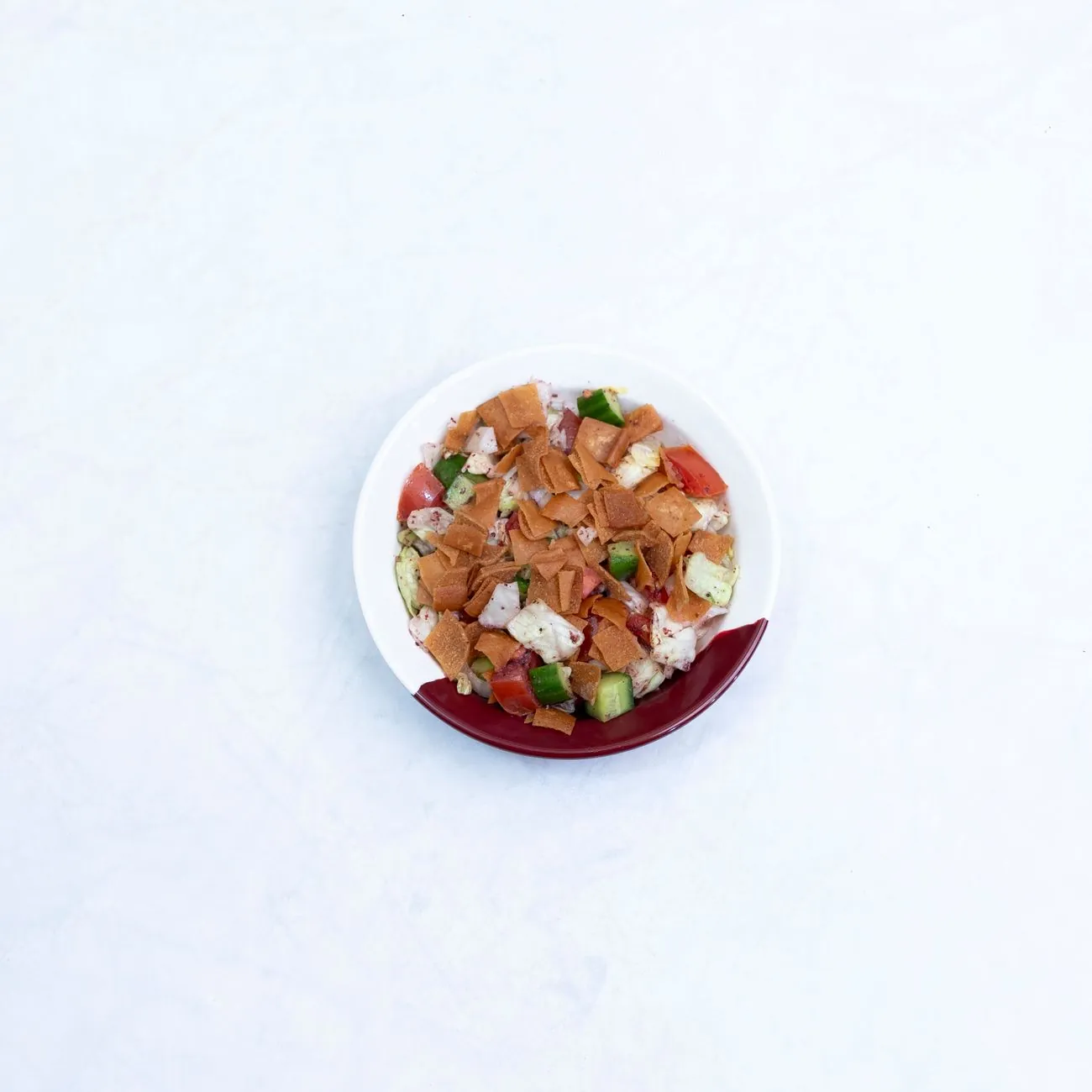 Kleurrijke fruitsalade in een kom